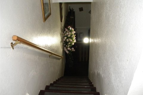 House in North Lauderdale, Florida 5 bedrooms, 173.26 sq.m. № 1998335 - photo 18