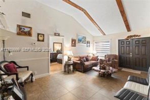 House in North Lauderdale, Florida 5 bedrooms, 173.26 sq.m. № 1998335 - photo 4