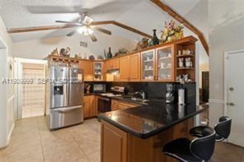 House in North Lauderdale, Florida 5 bedrooms, 173.26 sq.m. № 1998335 - photo 3