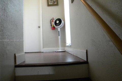 House in North Lauderdale, Florida 5 bedrooms, 173.26 sq.m. № 1998335 - photo 24