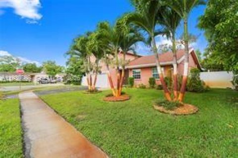 House in North Lauderdale, Florida 5 bedrooms, 173.26 sq.m. № 1998335 - photo 2