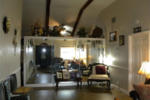 House in North Lauderdale, Florida 5 bedrooms, 173.26 sq.m. № 1998335 - photo 11