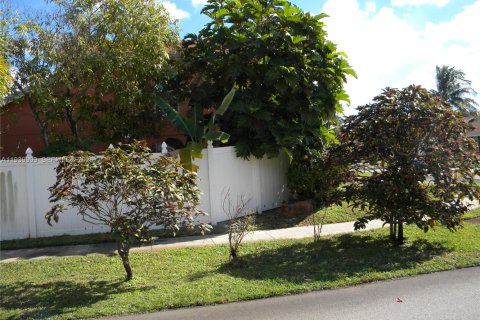 House in North Lauderdale, Florida 5 bedrooms, 173.26 sq.m. № 1998335 - photo 9