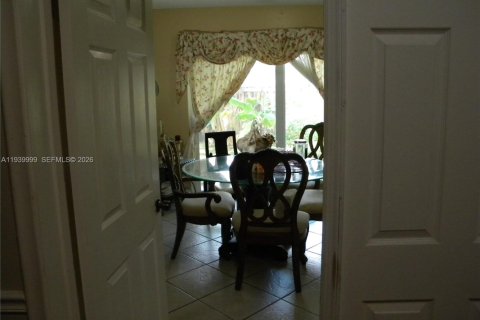 House in North Lauderdale, Florida 5 bedrooms, 173.26 sq.m. № 1998335 - photo 26