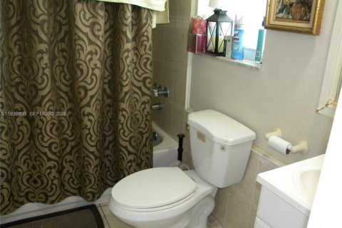 House in North Lauderdale, Florida 5 bedrooms, 173.26 sq.m. № 1998335 - photo 27