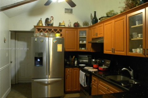 House in North Lauderdale, Florida 5 bedrooms, 173.26 sq.m. № 1998335 - photo 14