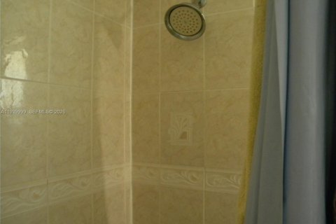 House in North Lauderdale, Florida 5 bedrooms, 173.26 sq.m. № 1998335 - photo 23