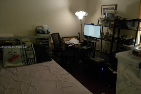 House in North Lauderdale, Florida 5 bedrooms, 173.26 sq.m. № 1998335 - photo 21