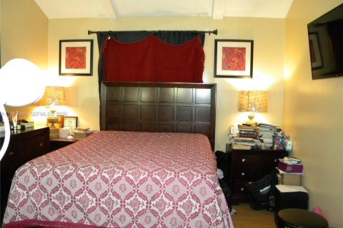 House in North Lauderdale, Florida 5 bedrooms, 173.26 sq.m. № 1998335 - photo 30