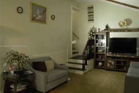 House in North Lauderdale, Florida 5 bedrooms, 173.26 sq.m. № 1998335 - photo 15