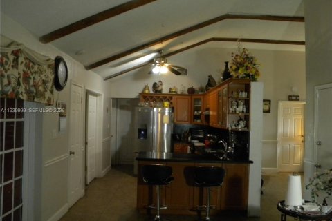 House in North Lauderdale, Florida 5 bedrooms, 173.26 sq.m. № 1998335 - photo 13