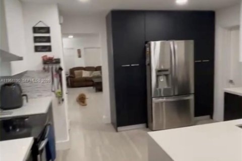 Condo in Coral Springs, Florida, 3 bedrooms  № 2007642 - photo 7