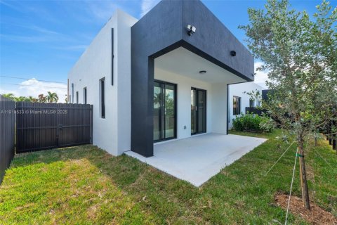 Townhouse in Miami, Florida 3 bedrooms № 1974965 - photo 21