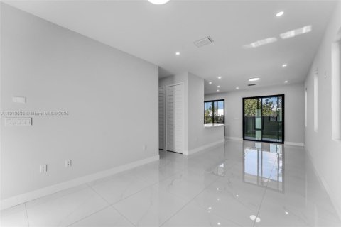 Townhouse in Miami, Florida 3 bedrooms № 1974965 - photo 5