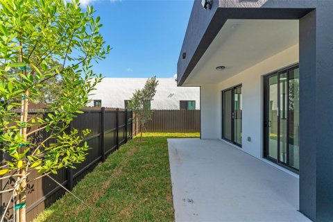 Townhouse in Miami, Florida 3 bedrooms № 1974965 - photo 23