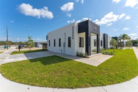 Townhouse in Miami, Florida 3 bedrooms № 1974965 - photo 2