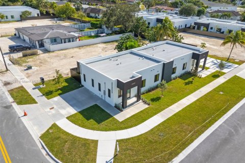 Townhouse in Miami, Florida 3 bedrooms № 1974965 - photo 4