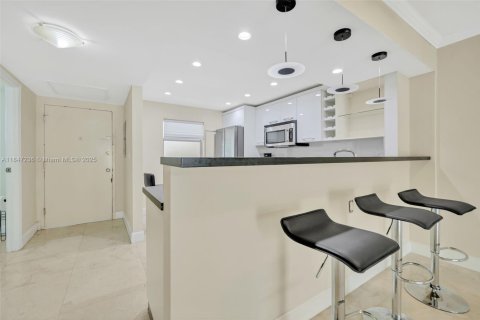 Condo in Coral Gables, Florida, 1 bedroom  № 1845428 - photo 8