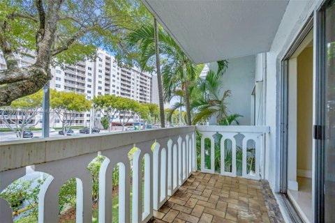Condo in Coral Gables, Florida, 1 bedroom  № 1845428 - photo 22