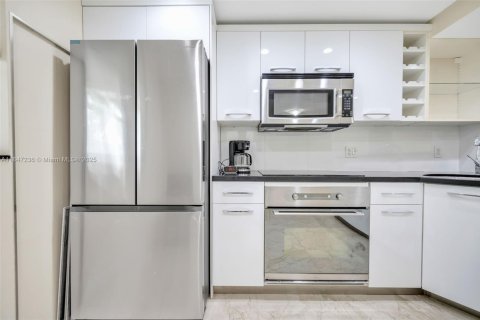 Condo in Coral Gables, Florida, 1 bedroom  № 1845428 - photo 11