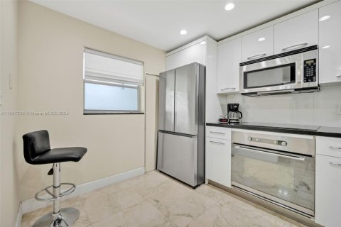 Condo in Coral Gables, Florida, 1 bedroom  № 1845428 - photo 10