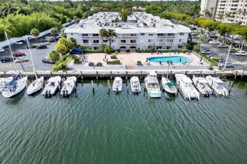 Condo in Coral Gables, Florida, 1 bedroom  № 1845428 - photo 23