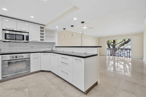 Condo in Coral Gables, Florida, 1 bedroom  № 1845428 - photo 13