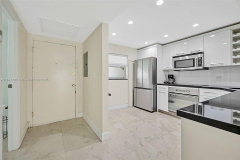 Condo in Coral Gables, Florida, 1 bedroom  № 1845428 - photo 12