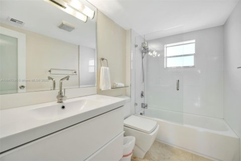 Condo in Coral Gables, Florida, 1 bedroom  № 1845428 - photo 16