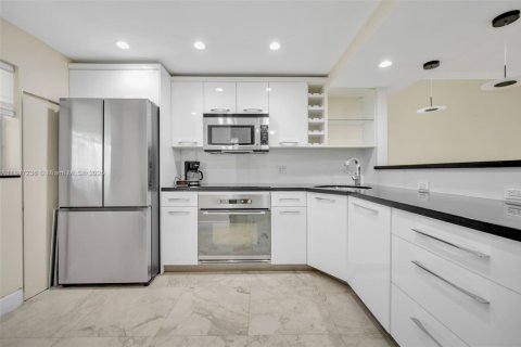 Condo in Coral Gables, Florida, 1 bedroom  № 1845428 - photo 9