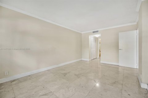 Condo in Coral Gables, Florida, 1 bedroom  № 1845428 - photo 14