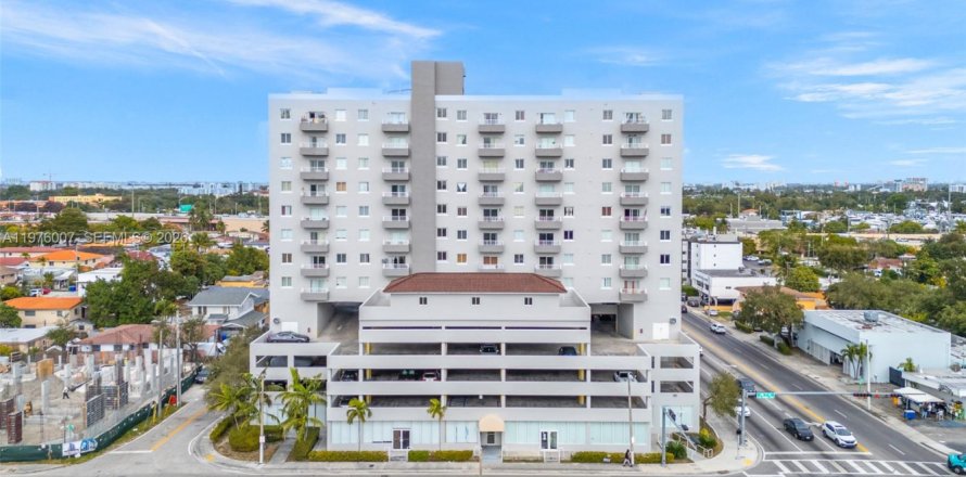 Condominio en Miami, Florida, 2 dormitorios  № 2040248