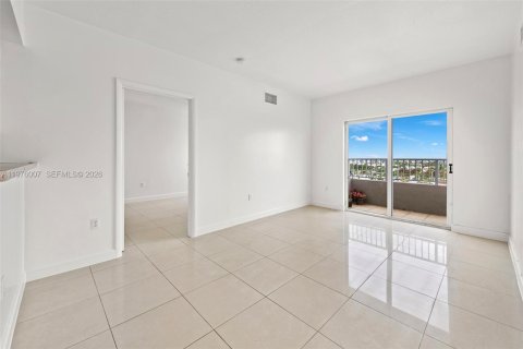 Condominio en alquiler en Miami, Florida, 2 dormitorios, 89.37 m2 № 2040248 - foto 3