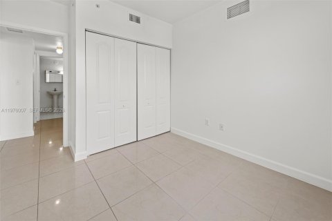 Condominio en alquiler en Miami, Florida, 2 dormitorios, 89.37 m2 № 2040248 - foto 6