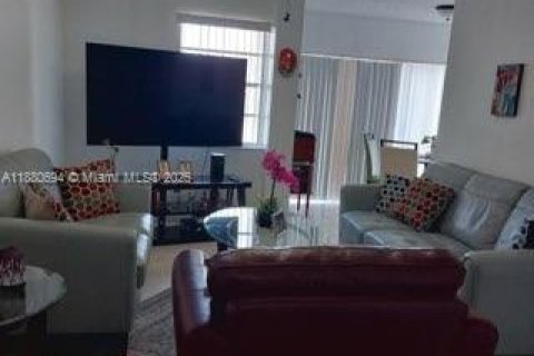 Condo in Miami, Florida, 2 bedrooms  № 1925414 - photo 2