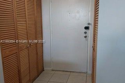 Condo in Miami, Florida, 2 bedrooms  № 1925414 - photo 15