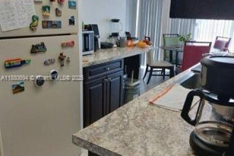 Condo in Miami, Florida, 2 bedrooms  № 1925414 - photo 5