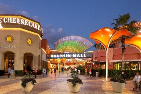 Condo in Miami, Florida, 2 bedrooms  № 1925414 - photo 21