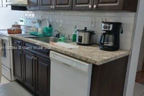 Condo in Miami, Florida, 2 bedrooms  № 1925414 - photo 6