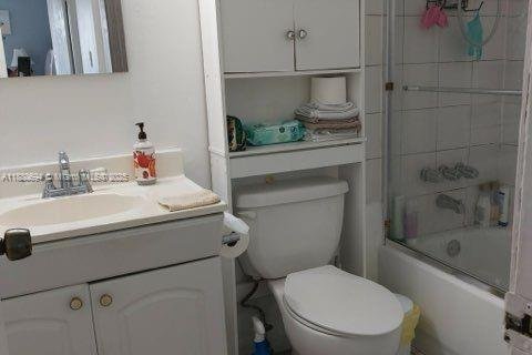 Condo in Miami, Florida, 2 bedrooms  № 1925414 - photo 11