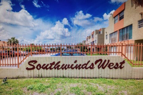 Condo in Miami, Florida, 2 bedrooms  № 1925414 - photo 1