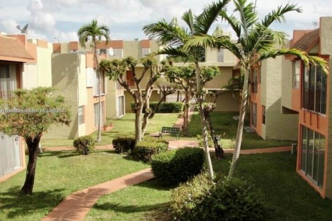 Condo in Miami, Florida, 2 bedrooms  № 1925414 - photo 17