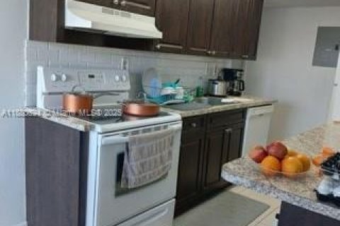 Condo in Miami, Florida, 2 bedrooms  № 1925414 - photo 7
