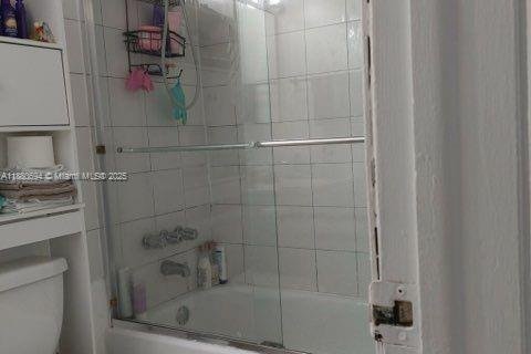 Condo in Miami, Florida, 2 bedrooms  № 1925414 - photo 12