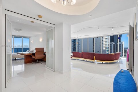 Condo in Sunny Isles Beach, Florida, 3 bedrooms № 1959513 - photo 20