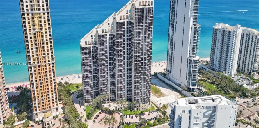 Condominio en Sunny Isles Beach, Florida, 3 dormitorios № 1959513