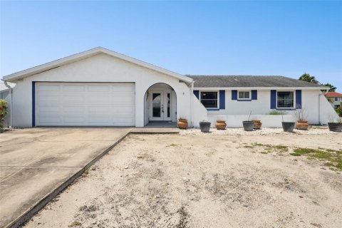House in Apollo Beach, Florida 3 bedrooms, 134.89 sq.m. № 1856255 - photo 1
