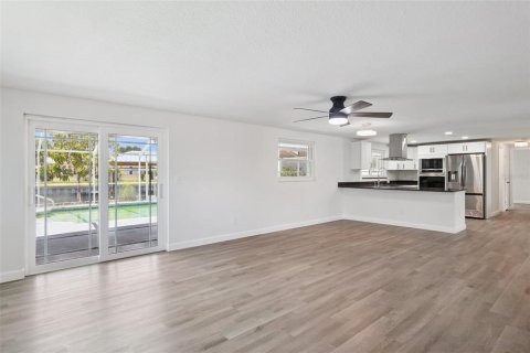 House in Apollo Beach, Florida 3 bedrooms, 134.89 sq.m. № 1856255 - photo 7