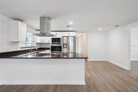 House in Apollo Beach, Florida 3 bedrooms, 134.89 sq.m. № 1856255 - photo 9