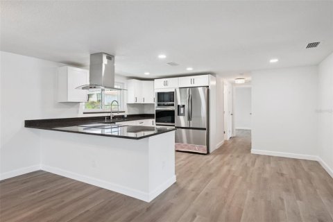House in Apollo Beach, Florida 3 bedrooms, 134.89 sq.m. № 1856255 - photo 8